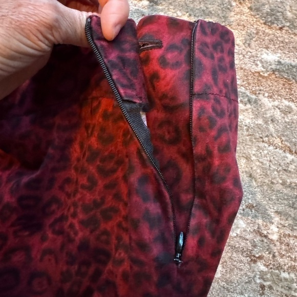 Good used condition Talbots leopard print pant. Sz 2p - Picture 7 of 9